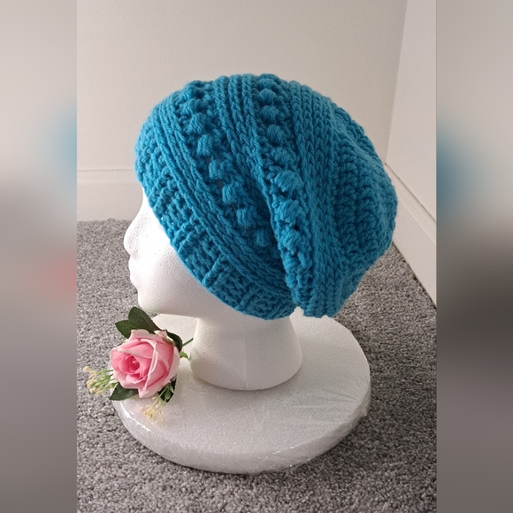 Womans winter hat - Picture 2 of 4